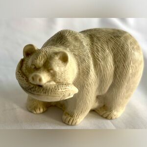 Vintage Aarktik Sculpture Polar Bear w/Fish Inuit Folkart 3”x2” EUC